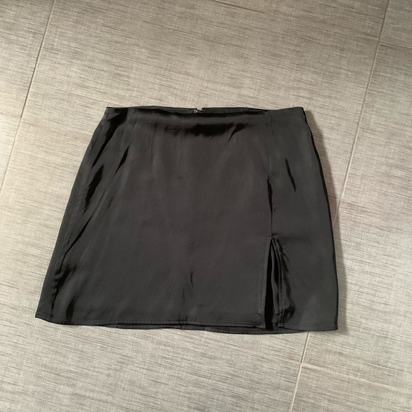NWOT Aritizia Sunday Best slit mini skirt